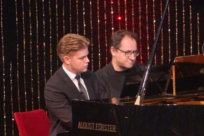 Benjamin Stielau und Ole Lenzen spielen Bachs Goldbergvariationen auf einer Truhenorgel